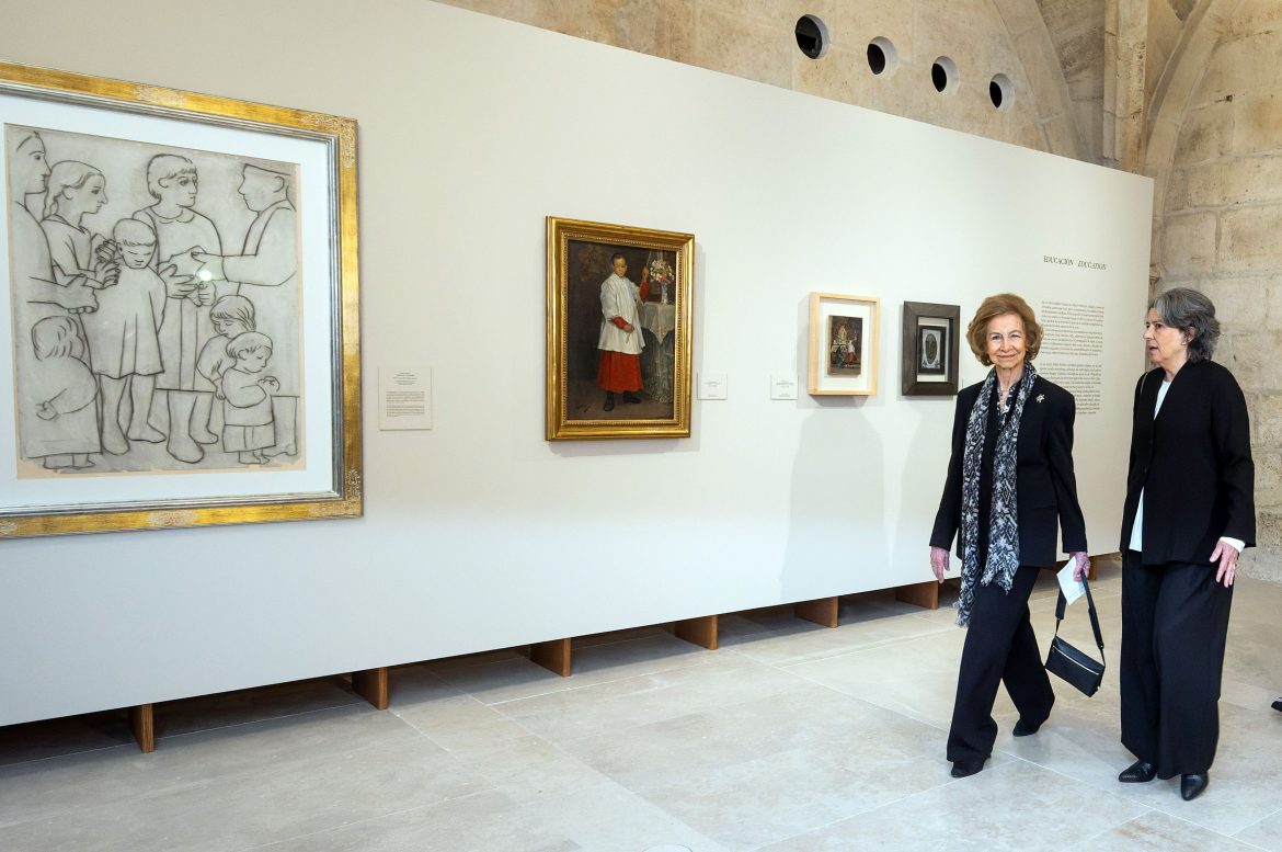 ​Camisa de flores pero todavía de negro: la reina Sofía inaugura una exposición en Burgos 