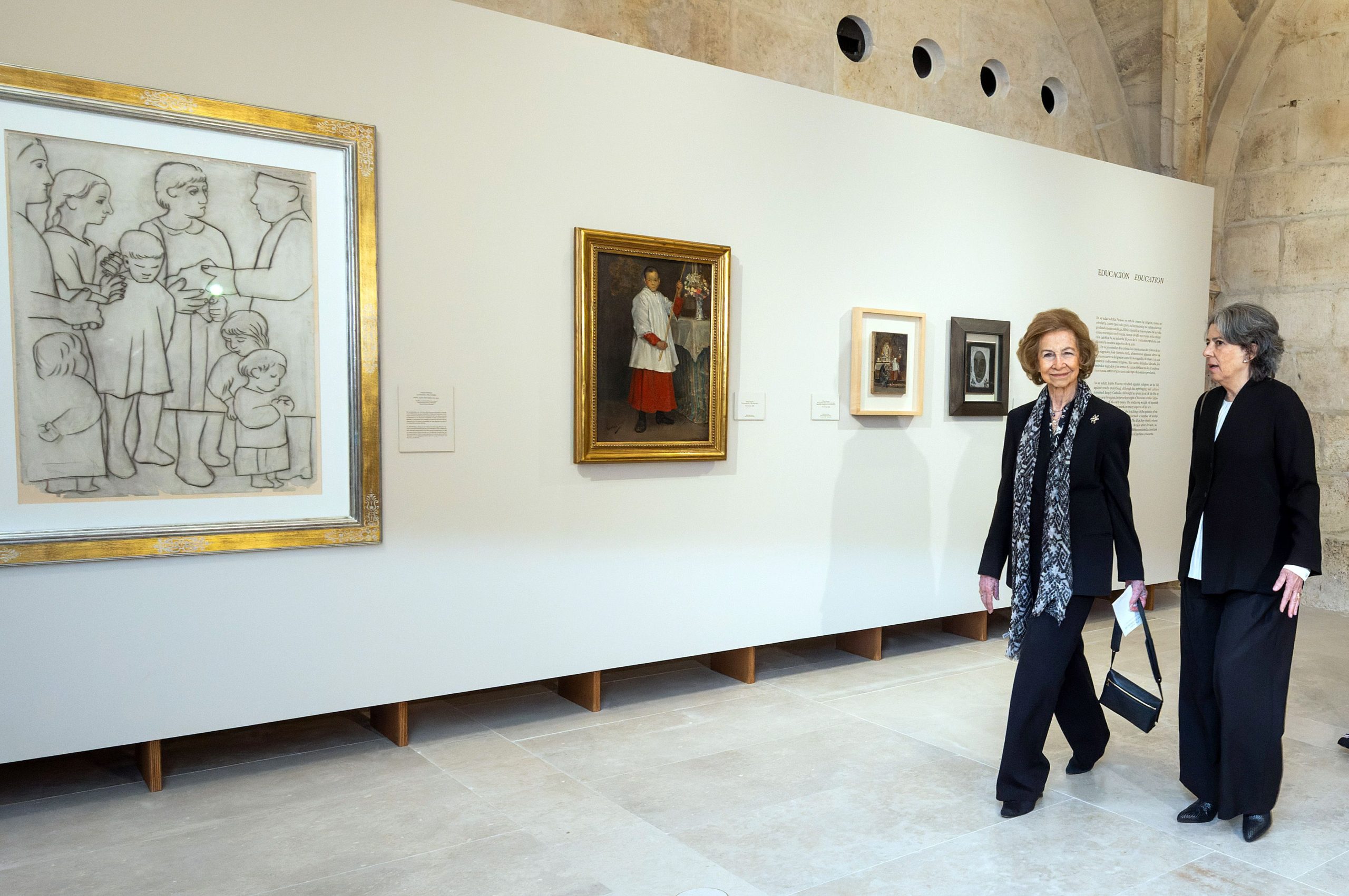 ​Camisa de flores pero todavía de negro: la reina Sofía inaugura una exposición en Burgos 