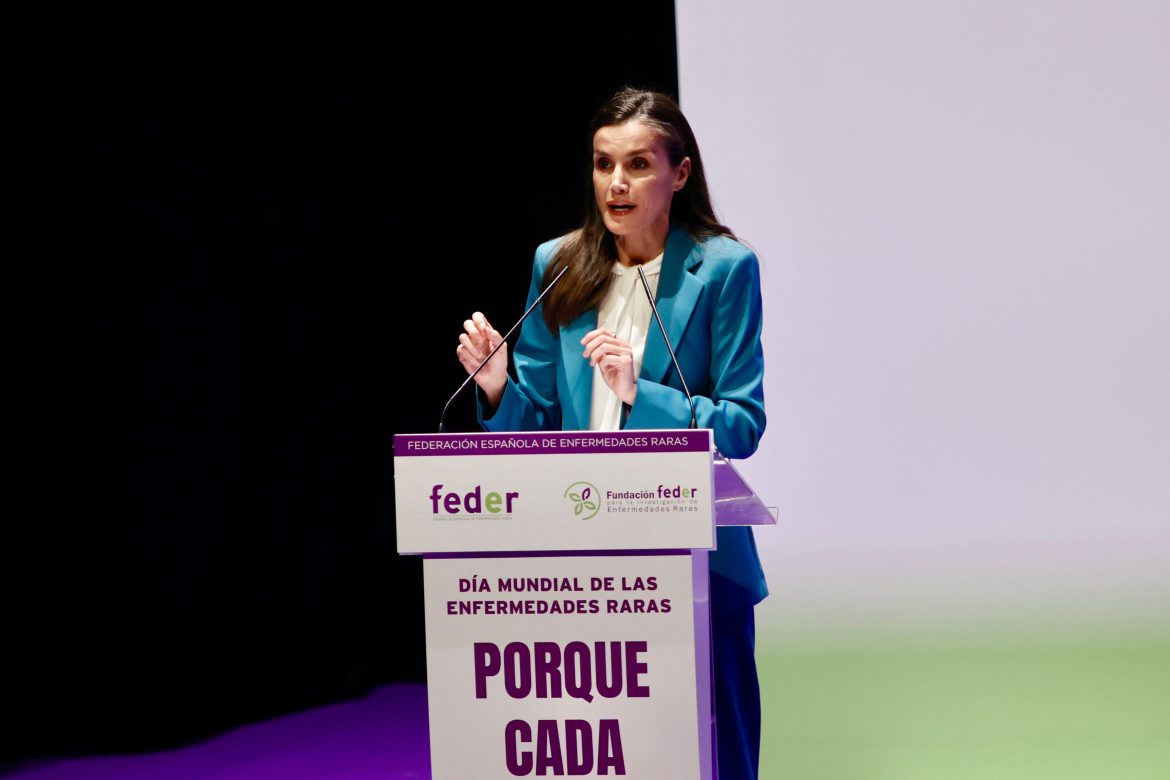 ​La reina Letizia se emociona al recordar la última palabra que pronunció una joven con un síndrome raro y pide equidad en el diagnóstico de enfermedades poco comunes 