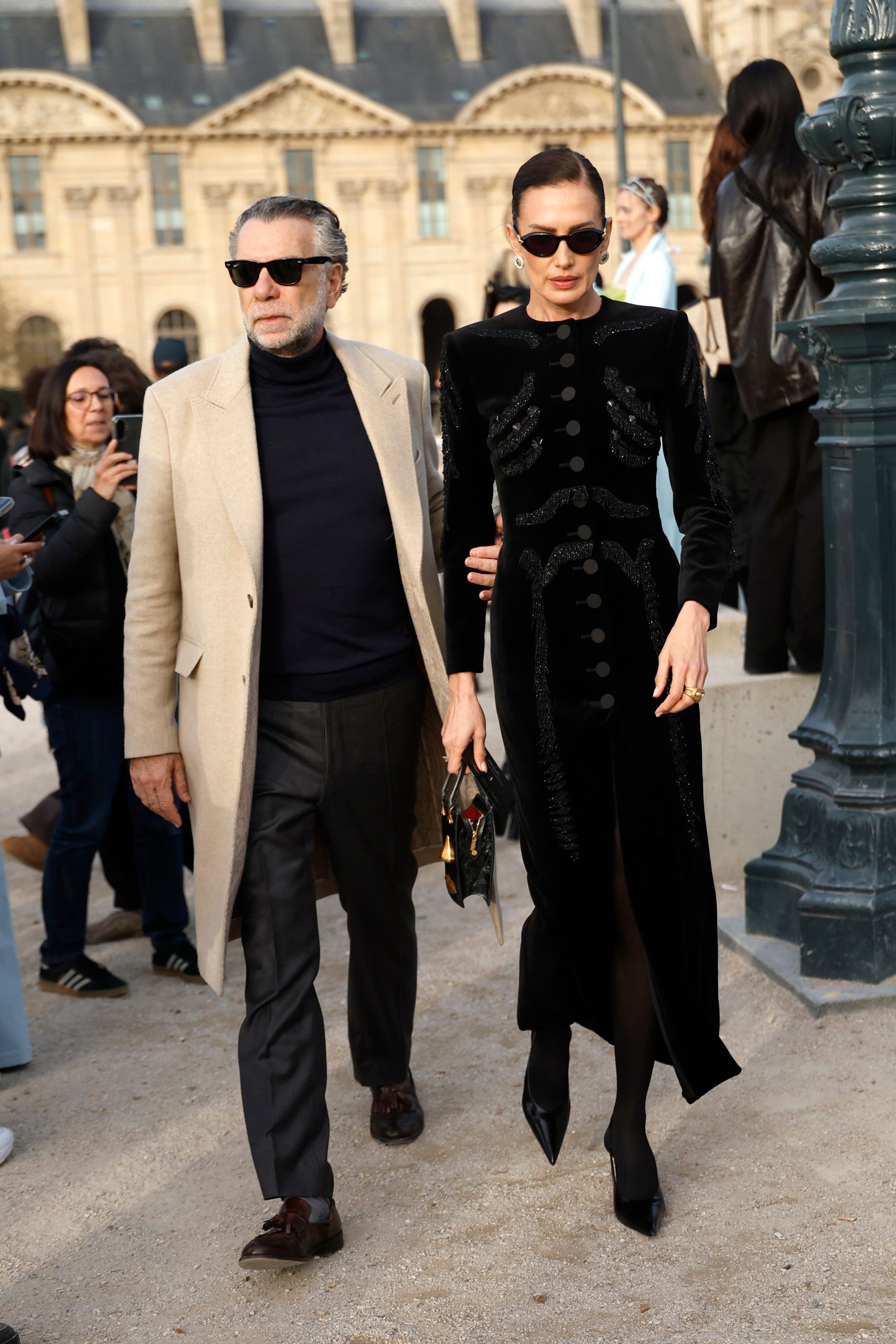 ​Nieves Álvarez (de Schiaparelli) y Bill Saad, una pareja con estilismos de impacto en París (donde oficializaron su relación en 2022) 