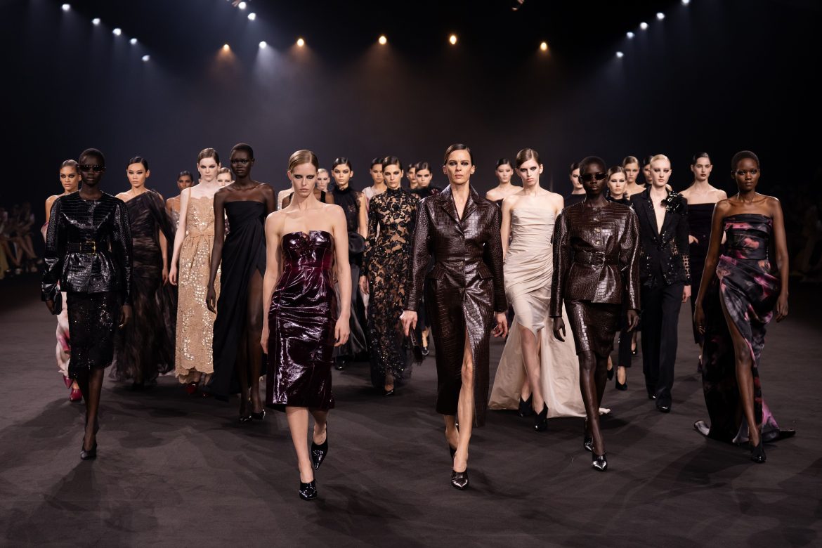 ​Sensualidad años 90, códigos de femme fatale y un juego exquisito de texturas: así fue el desfile de Elie Saab en París 