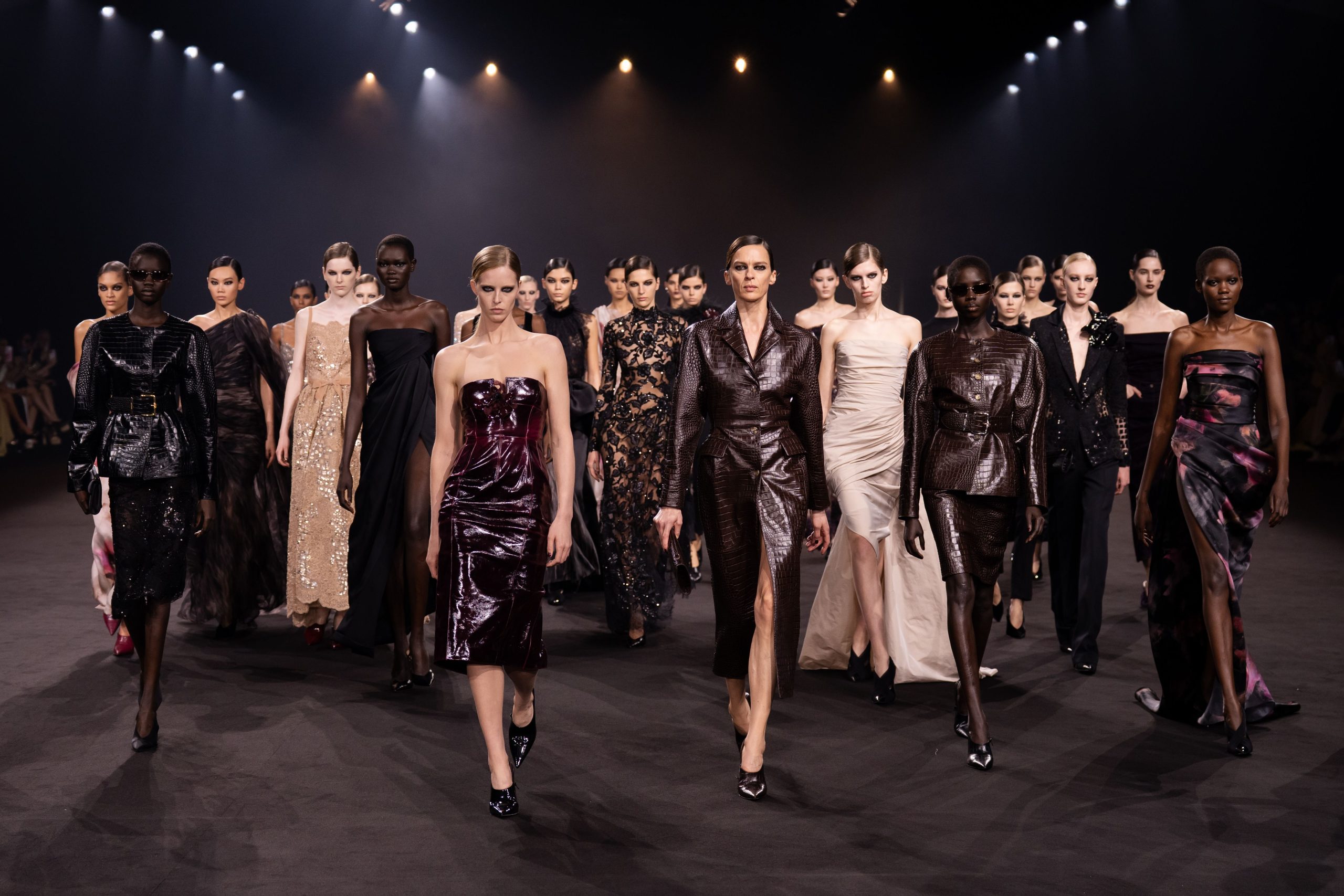 Sensualidad años 90, códigos de femme fatale y un juego exquisito de texturas: así fue el desfile de Elie Saab en París