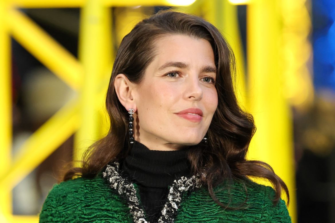 ​Charlotte Casiraghi, con el conjunto de Chanel más ‘Carolina de Mónaco’, encabeza la lista de invitadas a su desfile en París (junto a Amaia y Bárbara Lennie) 