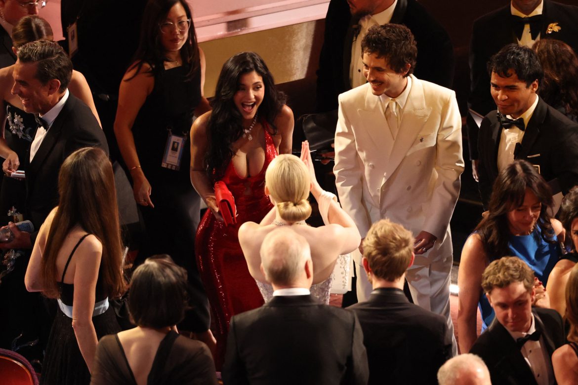 ​Timothée Chalamet se lleva el primer chiste de la noche de los Oscar con Kylie Jenner (de Schiaparelli) al lado riéndose de la broma del presentador 