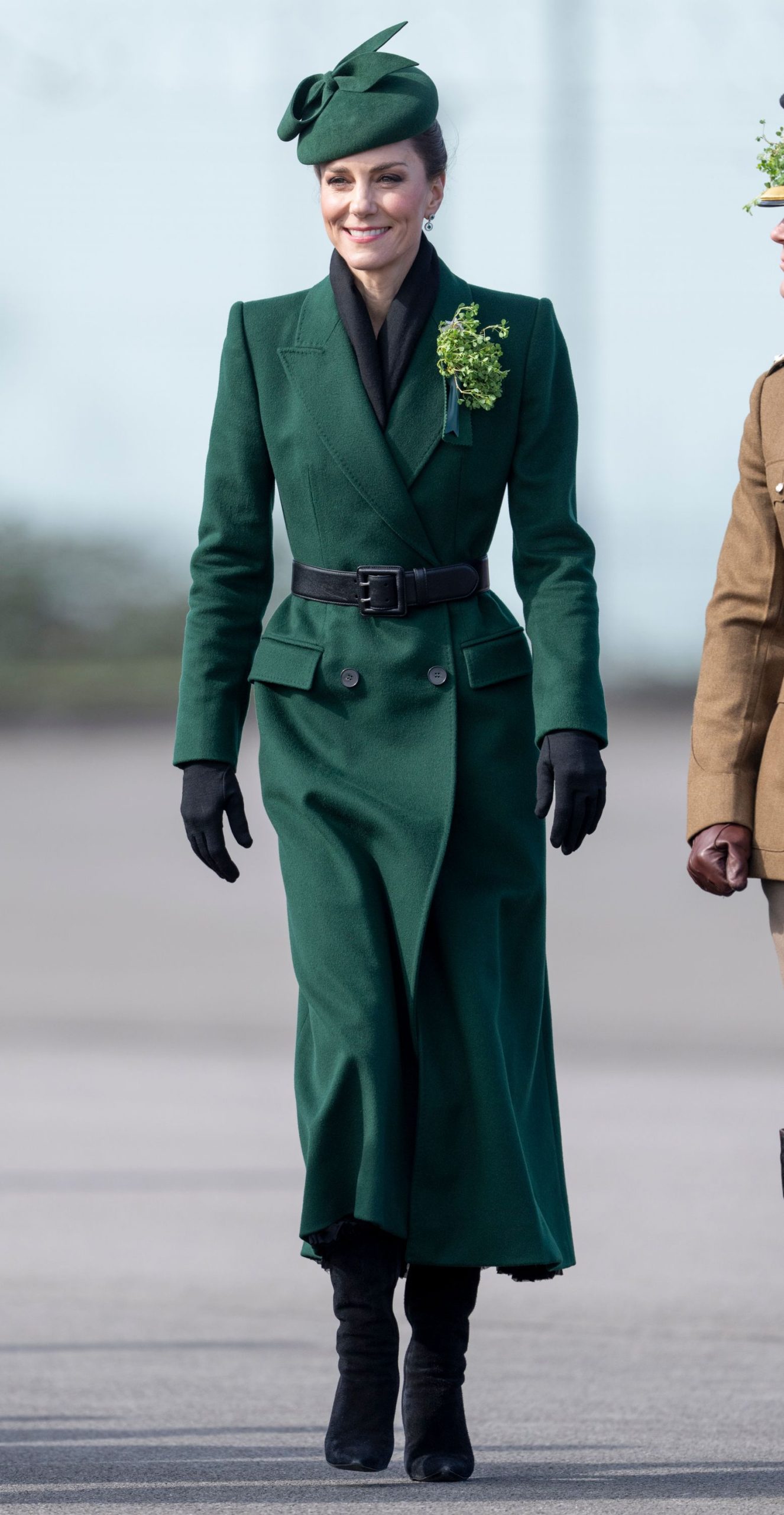 ​Kate Middleton celebra el Día de San Patricio (y demuestra que se necesita poco para refrescar un abrigo que llevaba demasiado tiempo sin usar) 