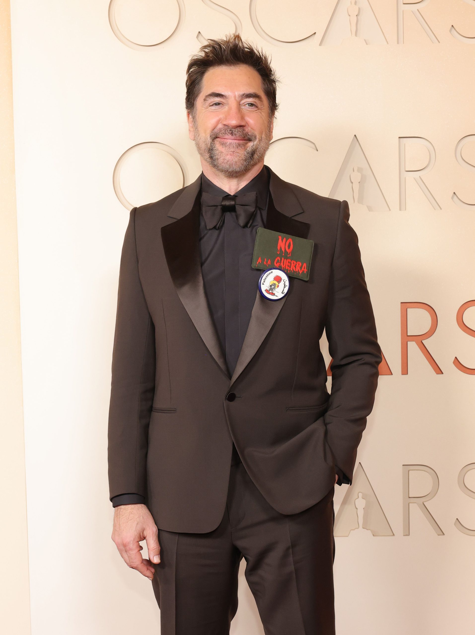 ​Javier Bardem con una estampita de su madre, Arón Piper con gafas de sol y Manu Ríos desafiando las normas de estilismo: los otros españoles (más allá de Oliver Laxe) en la alfombra roja de los Oscar 