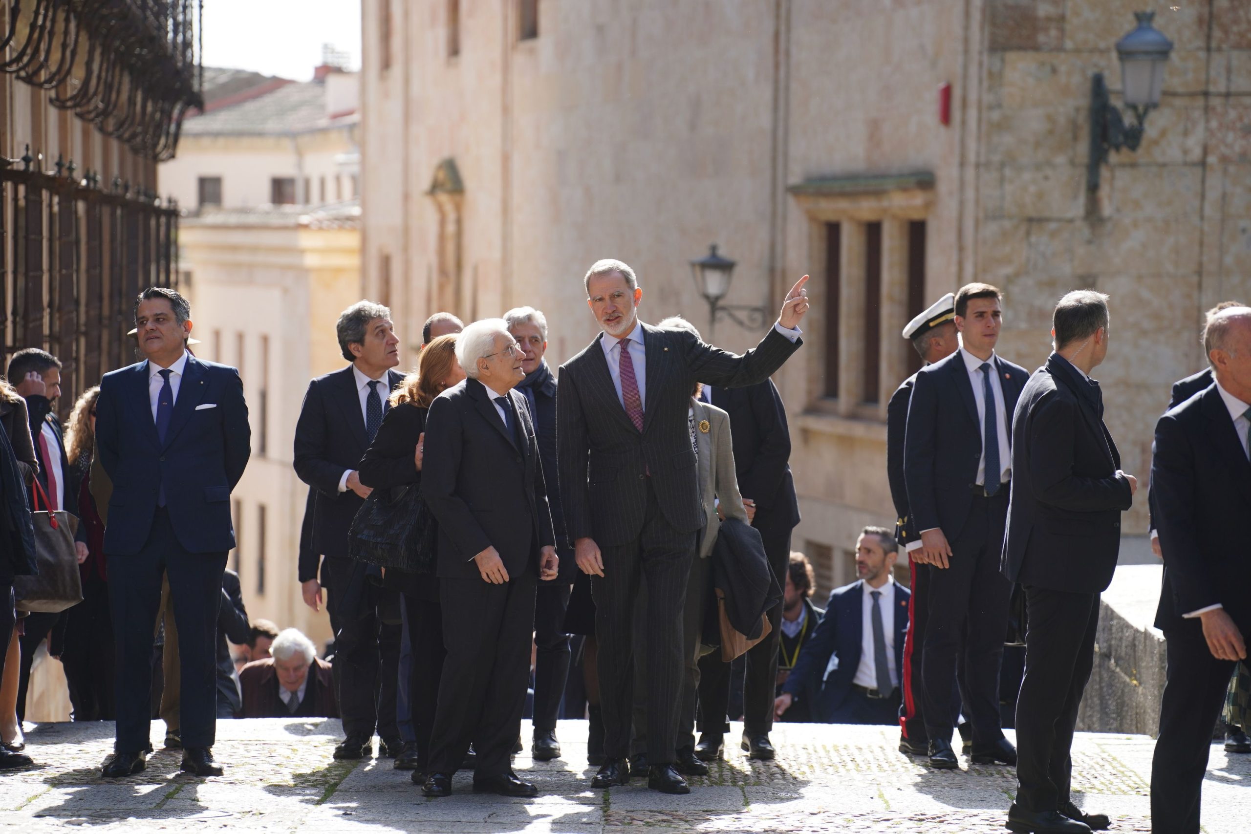 Paseo por Salamanca y café en la Plaza Mayor: el rey Felipe VI, cicerone del presidente italiano Sergio Mattarella en su investidura honoris causa