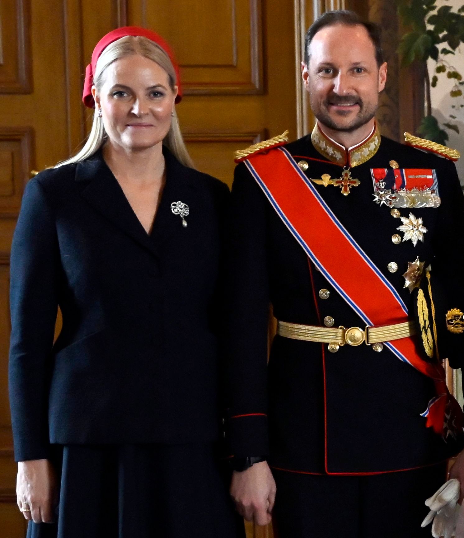 ​Mette-Marit de Noruega reaparece con un broche que perteneció a la princesa Ragnhild (quien esperaba morir antes de verla convertida en reina) 