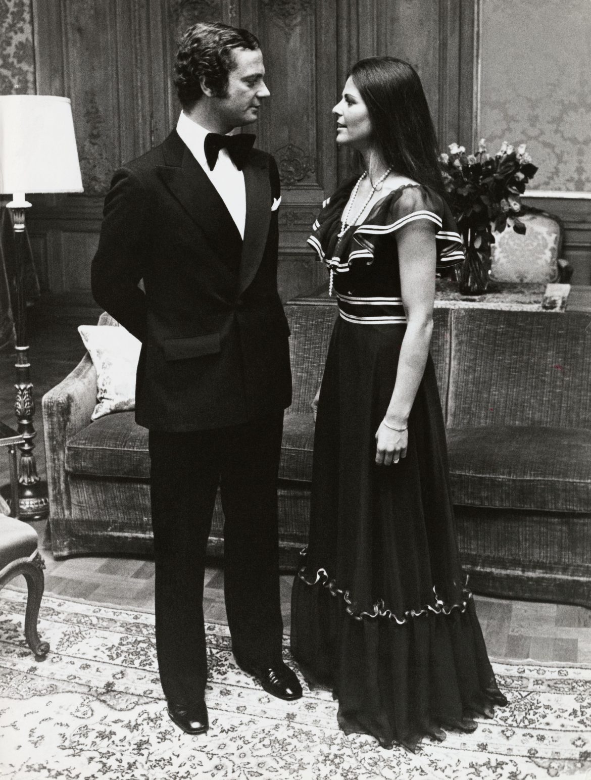 ​Hace 50 años, Silvia de Suecia se comprometió con Carlos Gustavo con un vestido que compró a toda prisa en unos grandes almacenes 