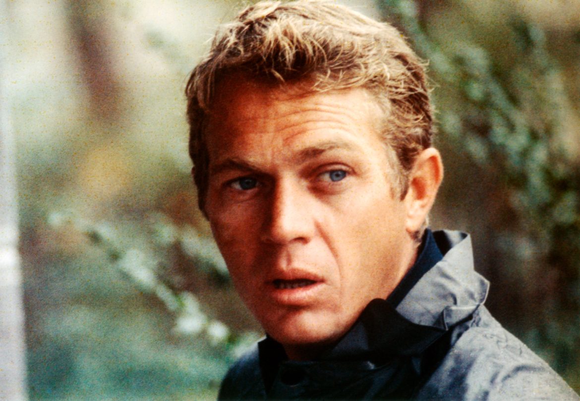 ​“No tenía padre y mi madre no me quería”: la cruel y solitaria vida de Steve McQueen antes del cine, entre la cárcel, un reformatorio y la marina 