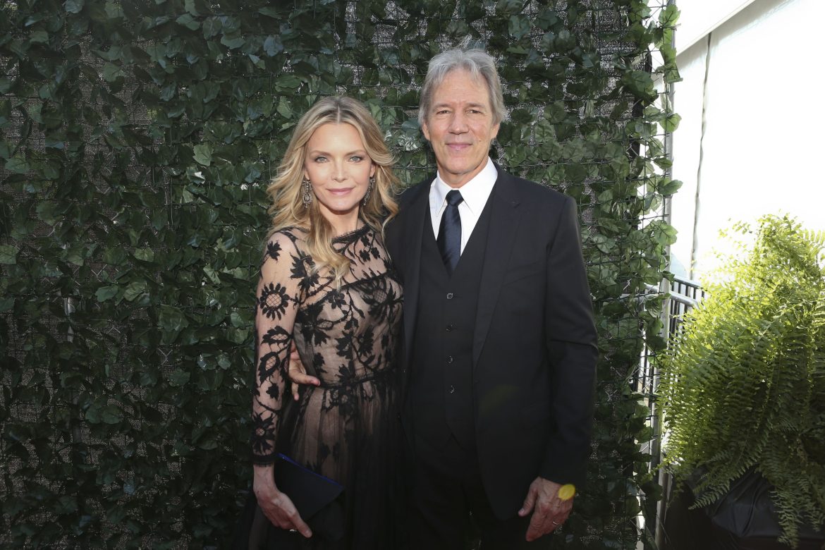 ​Michelle Pfeiffer y sus 30 años de matrimonio separando trabajo y amor: así es David E. Kelley, el marido de la estrella que empezó como abogado y es uno de los guionistas más poderosos de Hollywood 