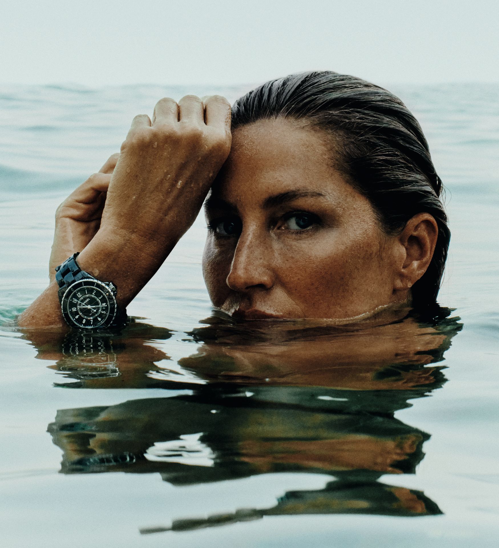 ​Gisele Bündchen nos recuerda por qué el Chanel J12 sigue siendo el icono deportivo y unisex de la relojería 