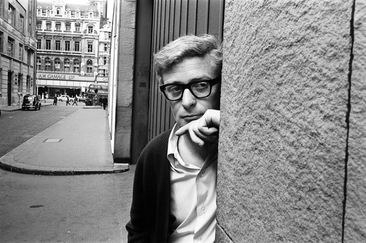 ​Los 93 años de Michael Caine, el vividor reconvertido en marido, padre y abuelo orgulloso: “El brillo, el glamour y el encanto están genial, pero no pueden darte un cálido abrazo pegajoso” 
