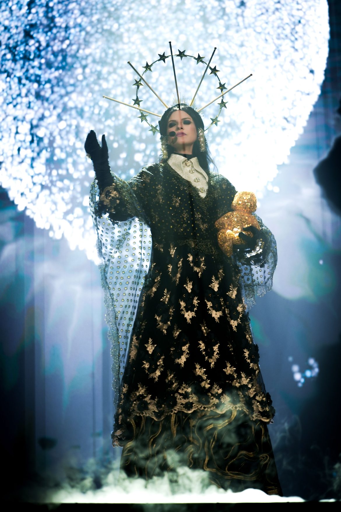 ​El homenaje de Laura Pausini a ‘Hijo de la luna’ a través de su espectacular diseño de Antonio Marras: “La escuchaba cuando tenía 12 años y soñaba con ser cantante” 