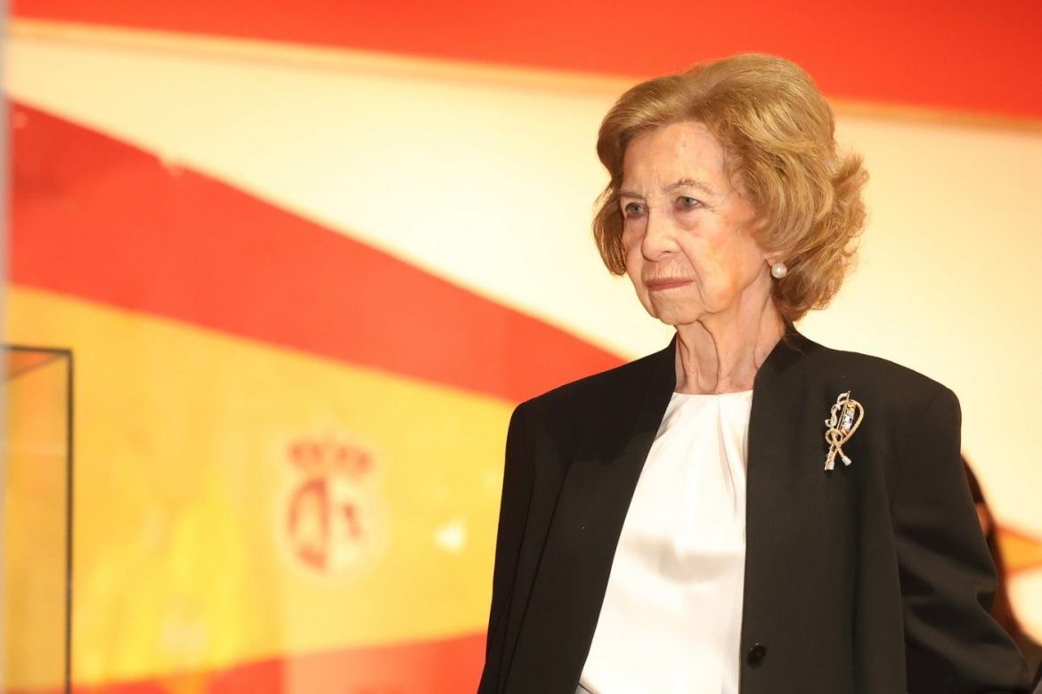 ​Con el broche de la marina y bolso vintage de Loewe: la reina Sofía homenajea a la bandera española 