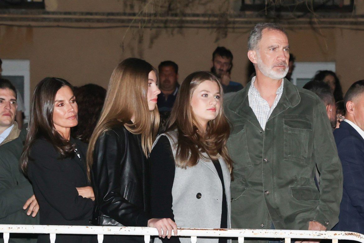 ​Las vacaciones de los reyes y sus hijas en Semana Santa, uno de los secretos mejor guardados de la Zarzuela: estas han sido las veces que los Borbón Ortiz se han dejado ver entre nazarenos y mantillas 