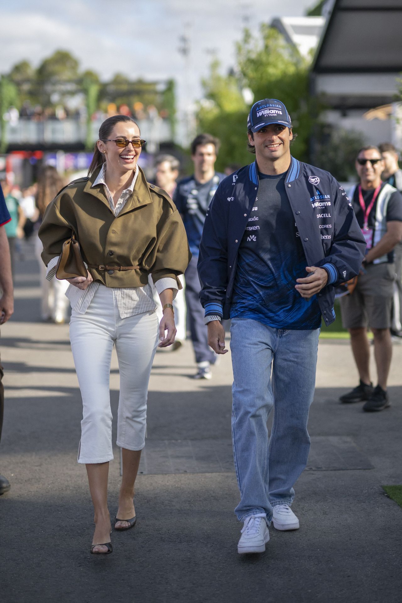 Amor en el paddock: Carlos Sainz y Rebecca Donaldson, Bortoleto y su pareja… los pilotos brillan en Australia