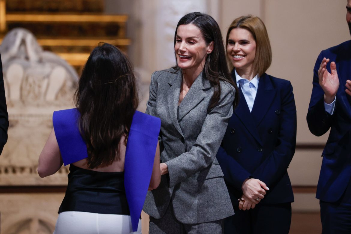 ​»La IA lo tiene complicado con el reportero valiente, honesto, que tiene sensibilidad e inteligencia»: el discurso de Letizia a los estudiantes de reporterismo 