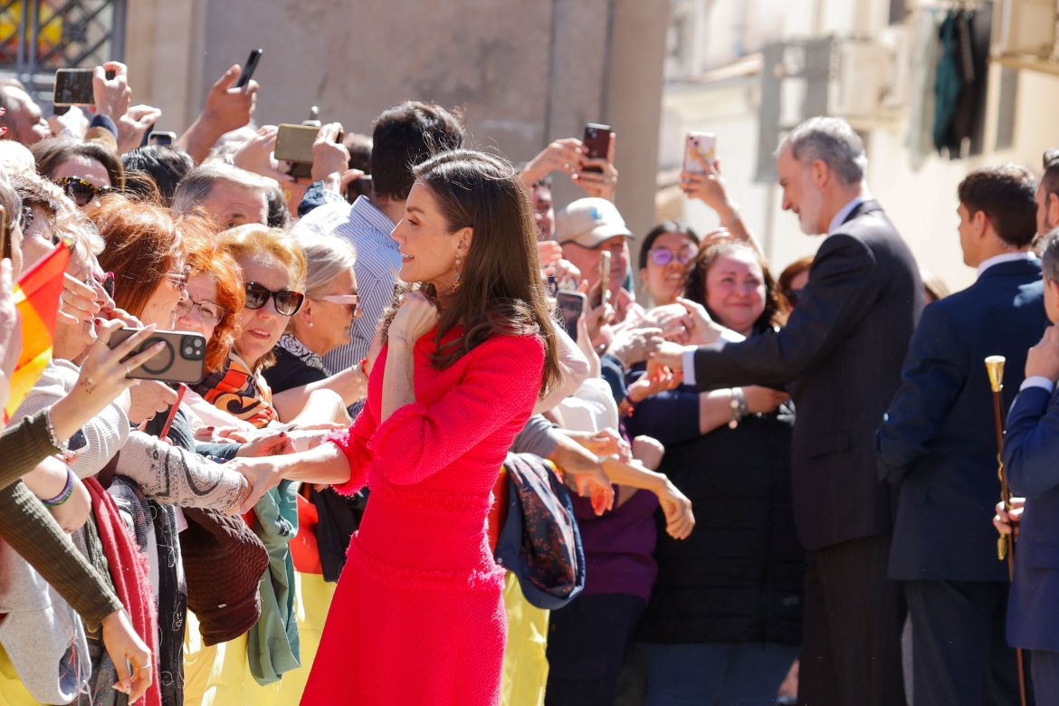 ​Felipe VI y Letizia se dan un baño de masas en Jaén por la conmemoración del 1.200 aniversario de su capitalidad (visita que quedó pendiente por el gran apagón de 2025) 