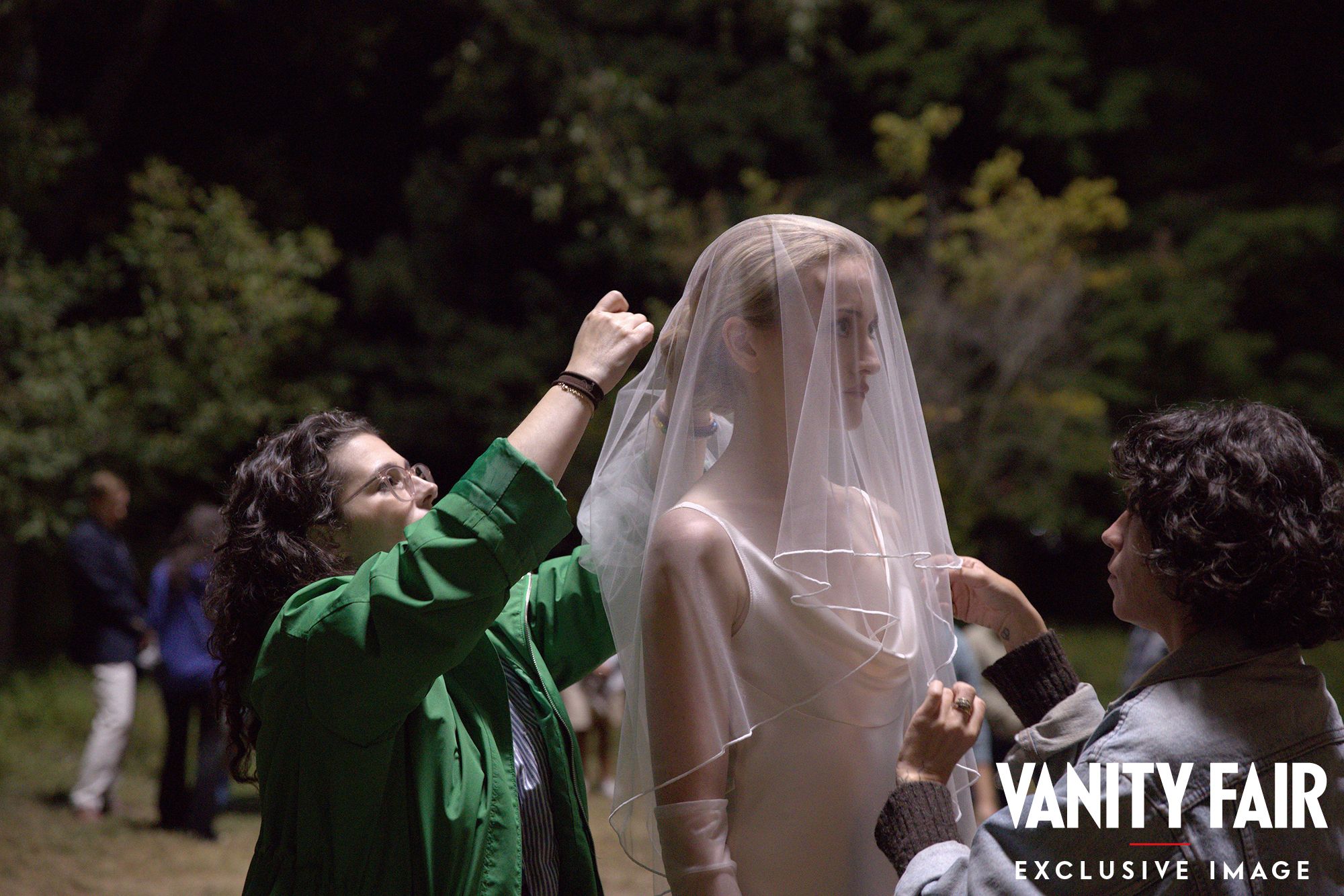 ​El álbum del rodaje de la boda de John John Kennedy y Carolyn Bessette en Love Story: un cigarrillo prenupcial, dos bañistas desnudos y una camiseta viral 