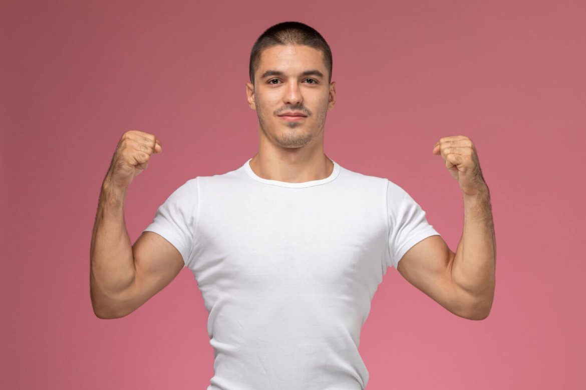 Si quieres que tus camisetas te queden mejor, estos 6 aspectos de tu entrenamiento importan mucho