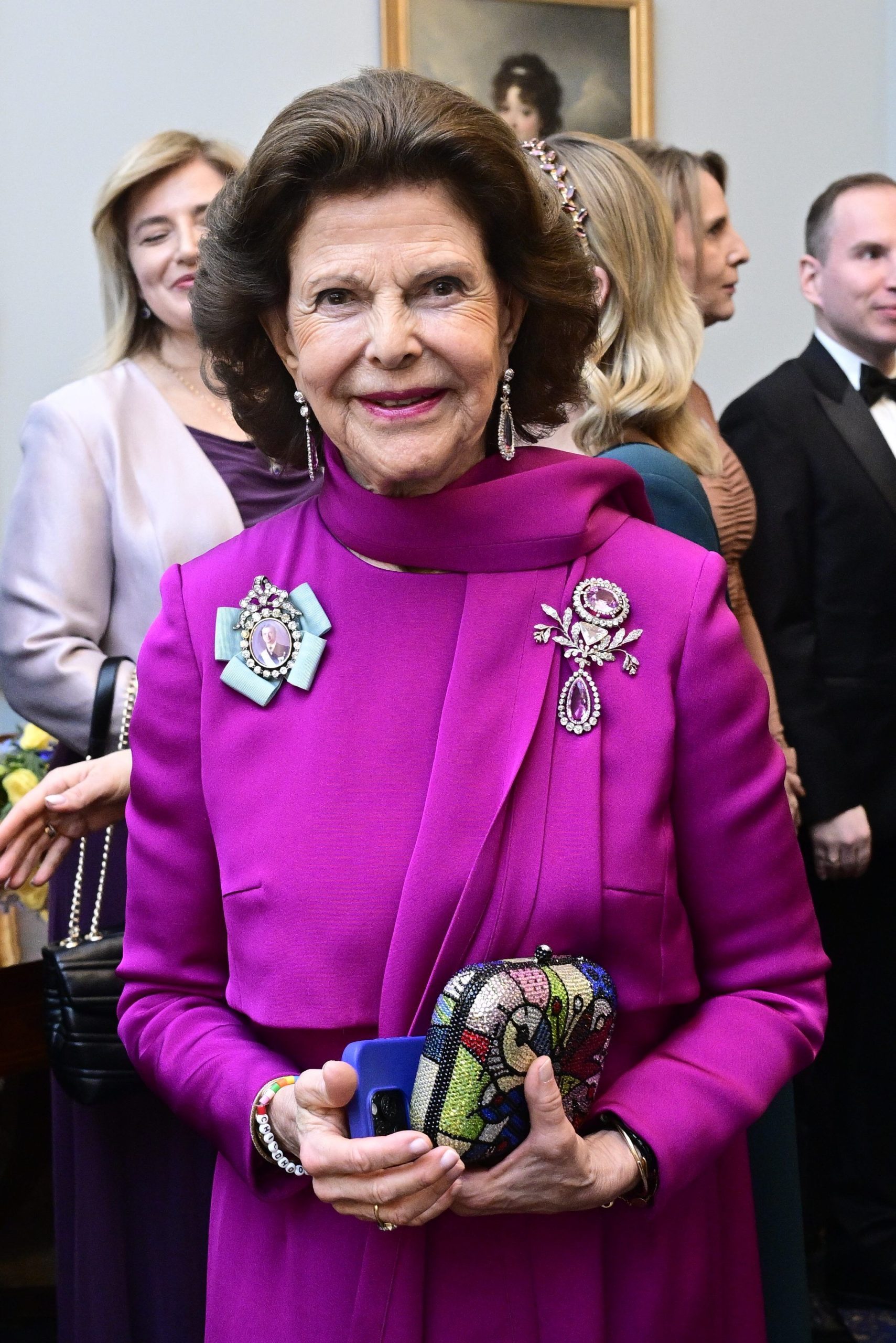 ​Silvia de Suecia desempolva el conjunto de broches y pendientes de topacios que el zar Pablo I de Rusia regaló a su hija por su boda en el siglo XIX 