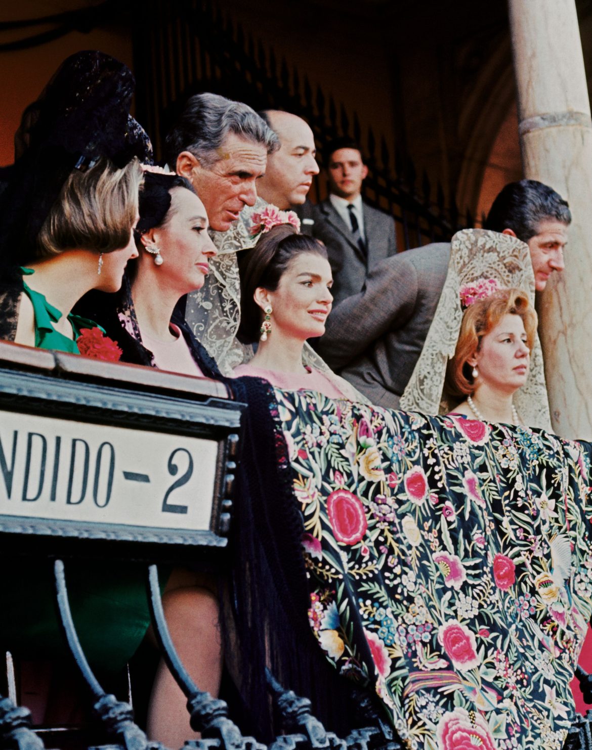 ​La Pasión de la duquesa de Alba: «Fue camarera honoraria y Medalla de Oro de la Corporación, y donó el manto de terciopelo de Venecia con el escudo de la Casa de Alba bordado de la Virgen de las Angustias”. 