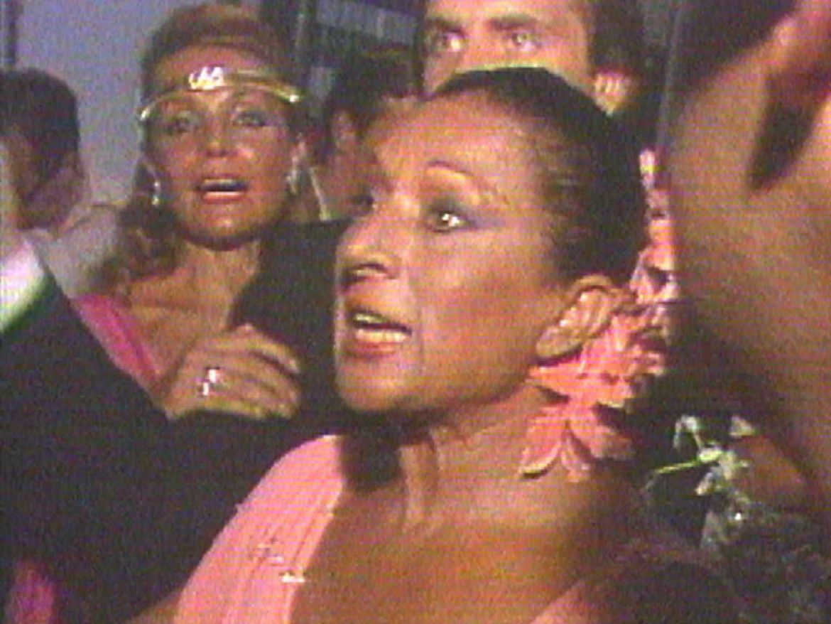 ​Del «¿Qué invento es esto?» a “No me vas a grabar más”: las mejores respuestas de las grandes divas a los paparazzi 