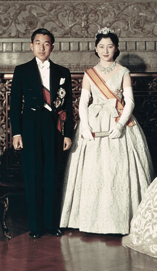 ​1.000 diamantes y con un collar gemelo en espejo: recordamos la tiara con la que se casó Michiko de Japón en 1959 