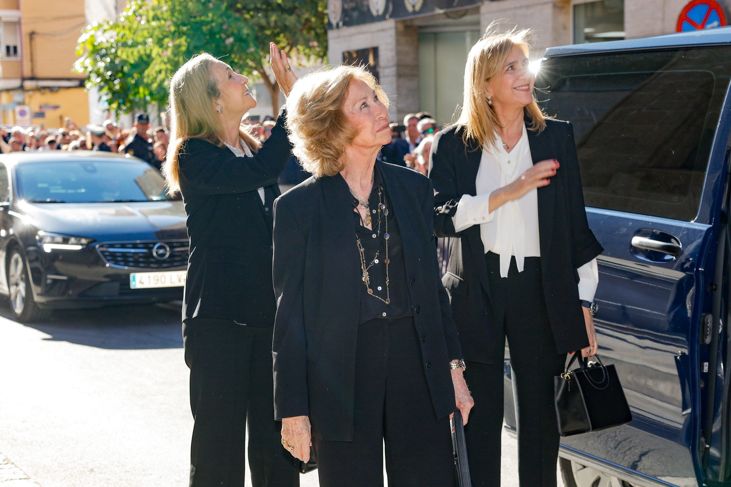 La reina Sofía continúa su ruta por las procesiones con una visita con las infantas Elena y Cristina a la Semana Santa murciana