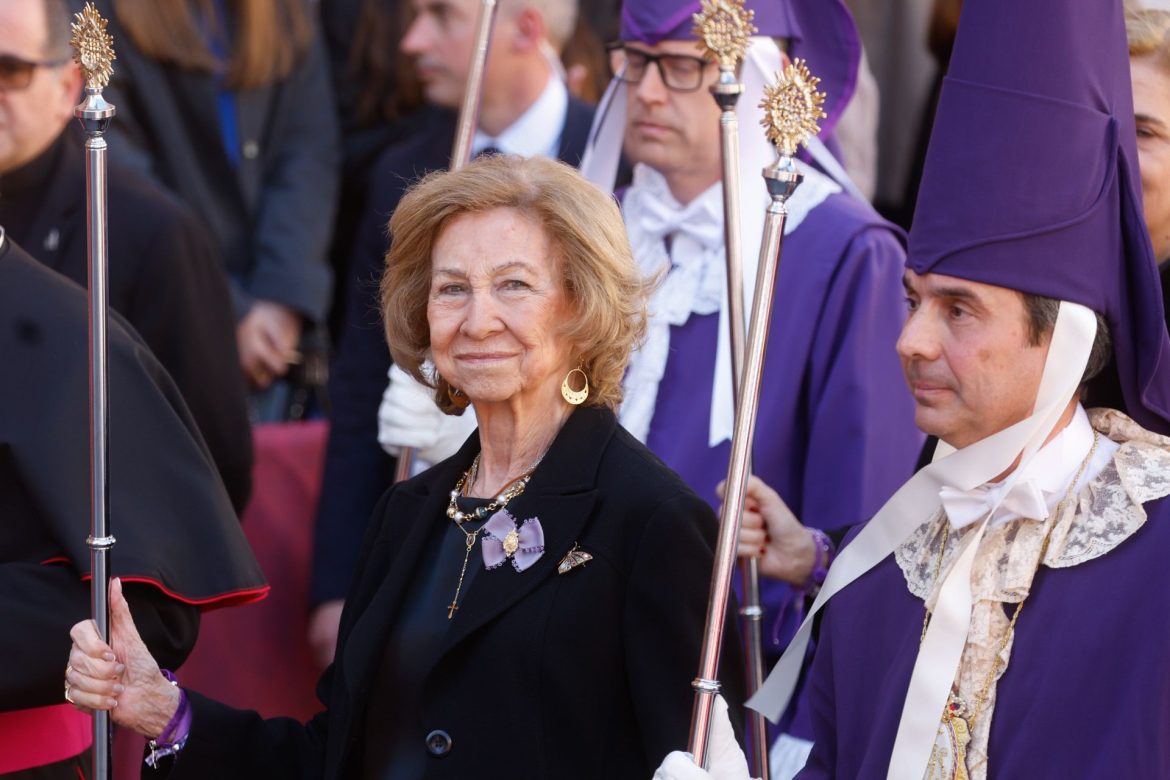 ​La reina Sofía se pone ‘morá’ en Murcia: aluvión de caramelos (y “hasta habas”) y vivas a sus hijas en su primer Viernes Santo sin Irene de Grecia 