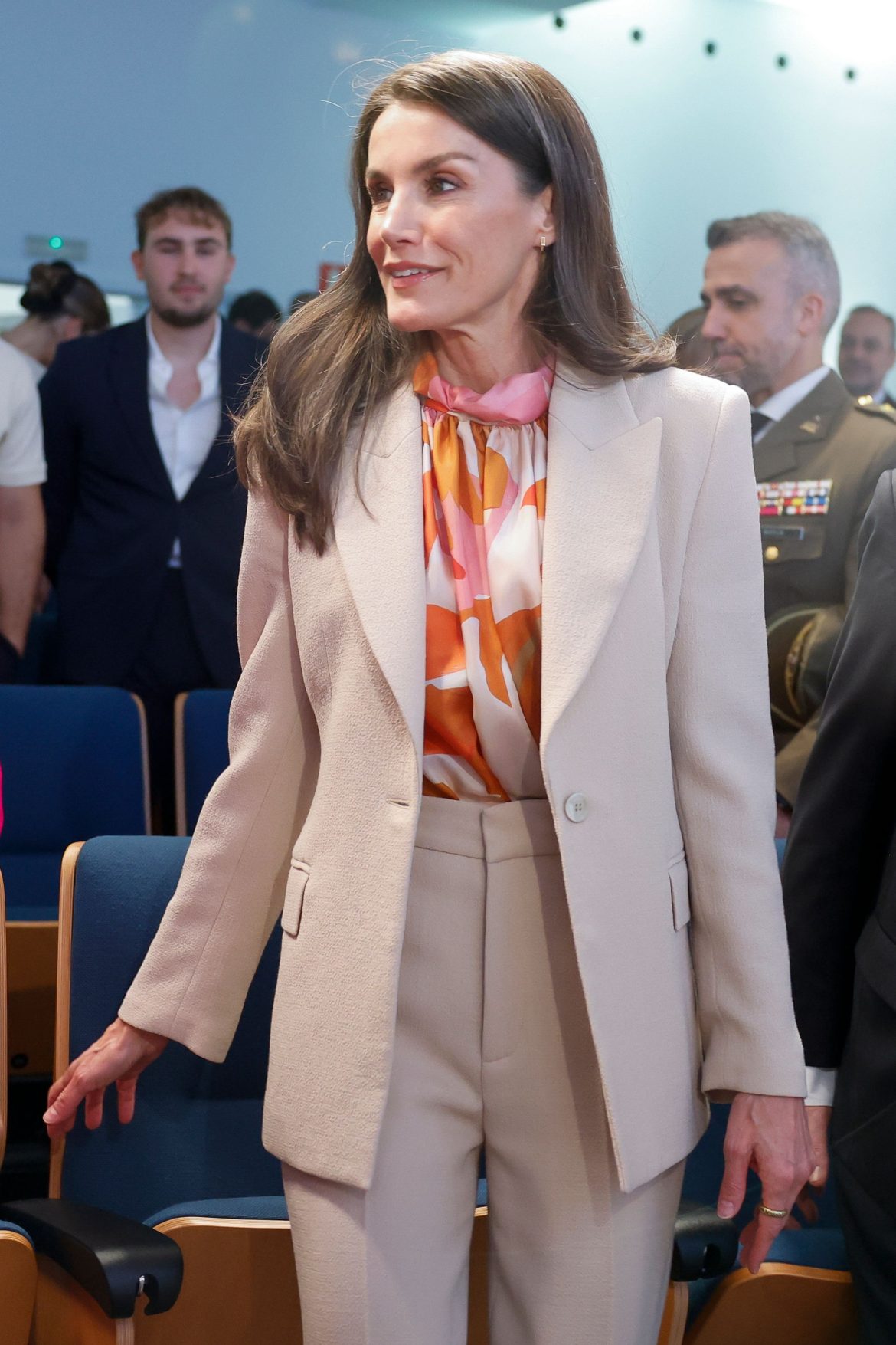 ​Una blusa de seda estampada y nuevos zapatos de tacón sensato: los dos estrenos de la reina Letizia en el apoyo al talento joven 