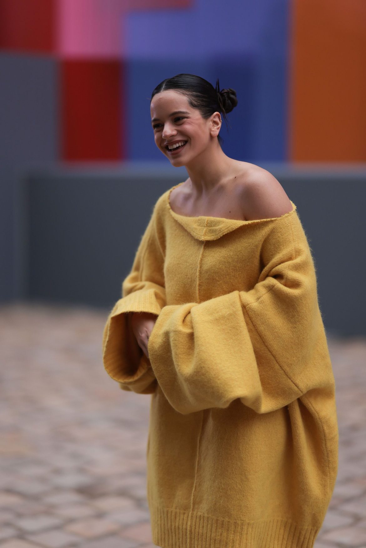 ​Pilar Tobella (madre de Rosalía) y lo que su Instagram revela sobre la cantante: de su pasión infantil por la pintura a los estilismos a juego con su hermana Pili 