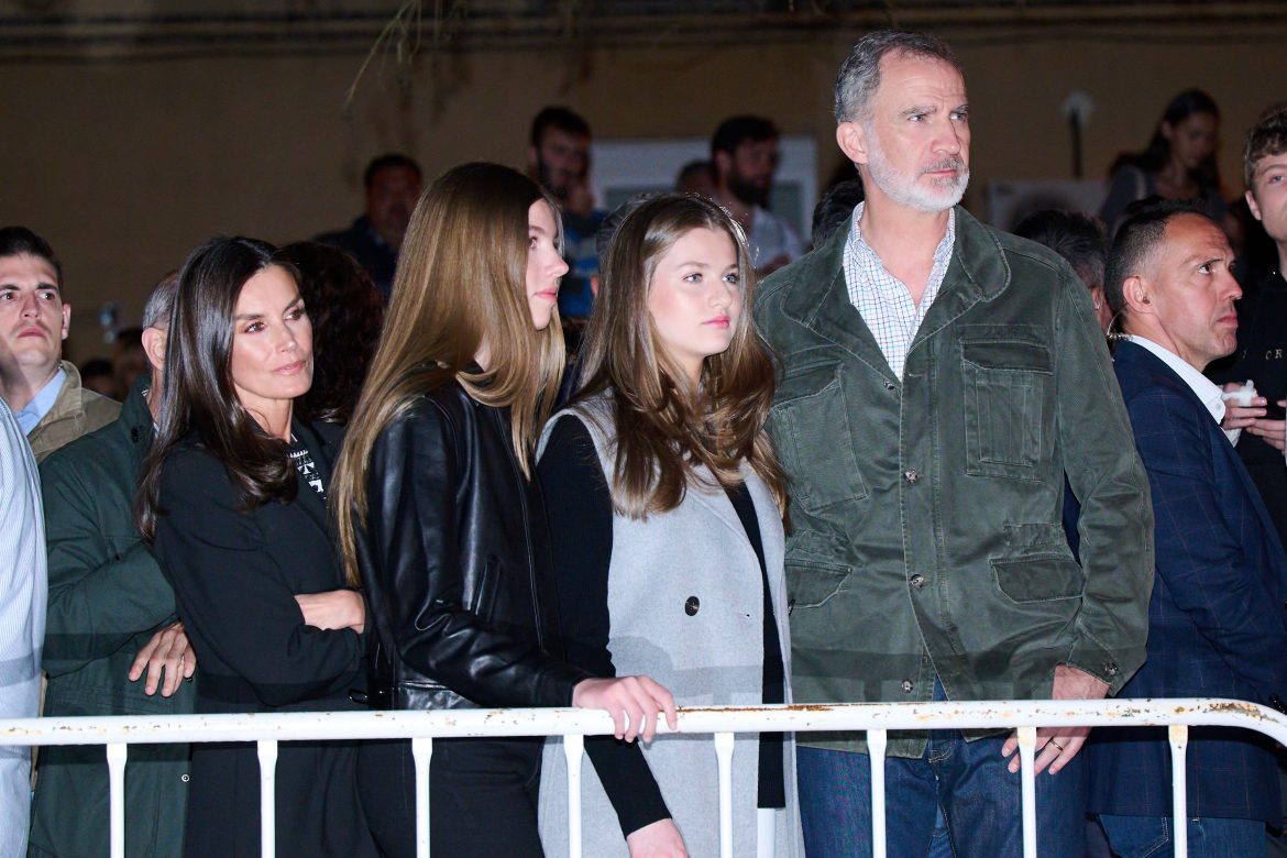 ​Los reyes Felipe y Letizia asisten por sorpresa con sus hijas Leonor y Sofía a una procesión de Semana Santa 