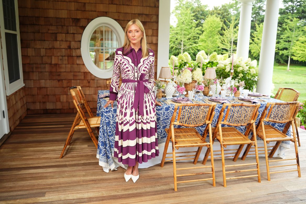 ​Marie-Chantal Miller y su verano adelantado en Bahamas: el conjunto naranja más favorecedor de Ulla Johnson, gominolas al atardecer y un cuadro muy especial de Yves Klein 