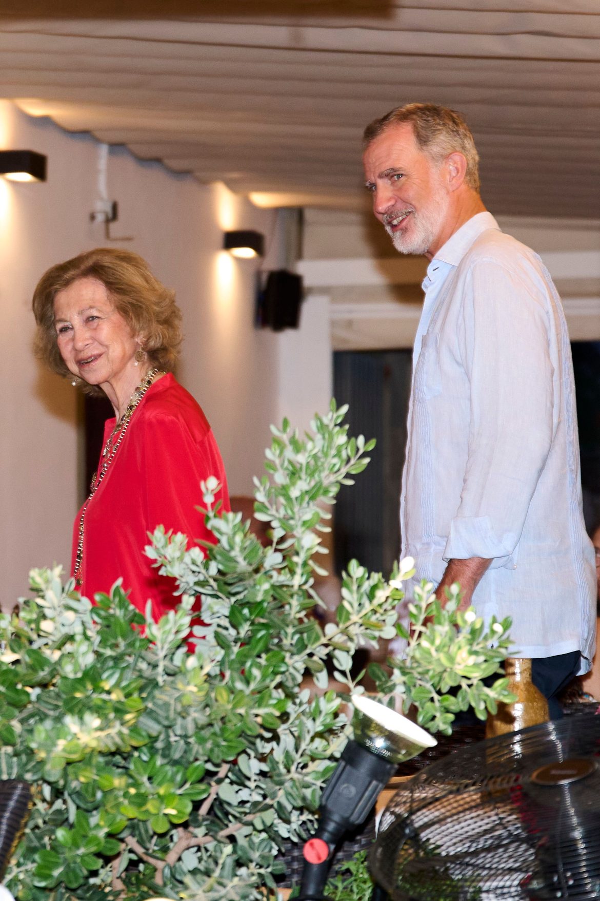 ​La visita exprés de Felipe VI a Mallorca: reencuentro familiar en Marivent y comida con amigos en uno de sus restaurantes favoritos 