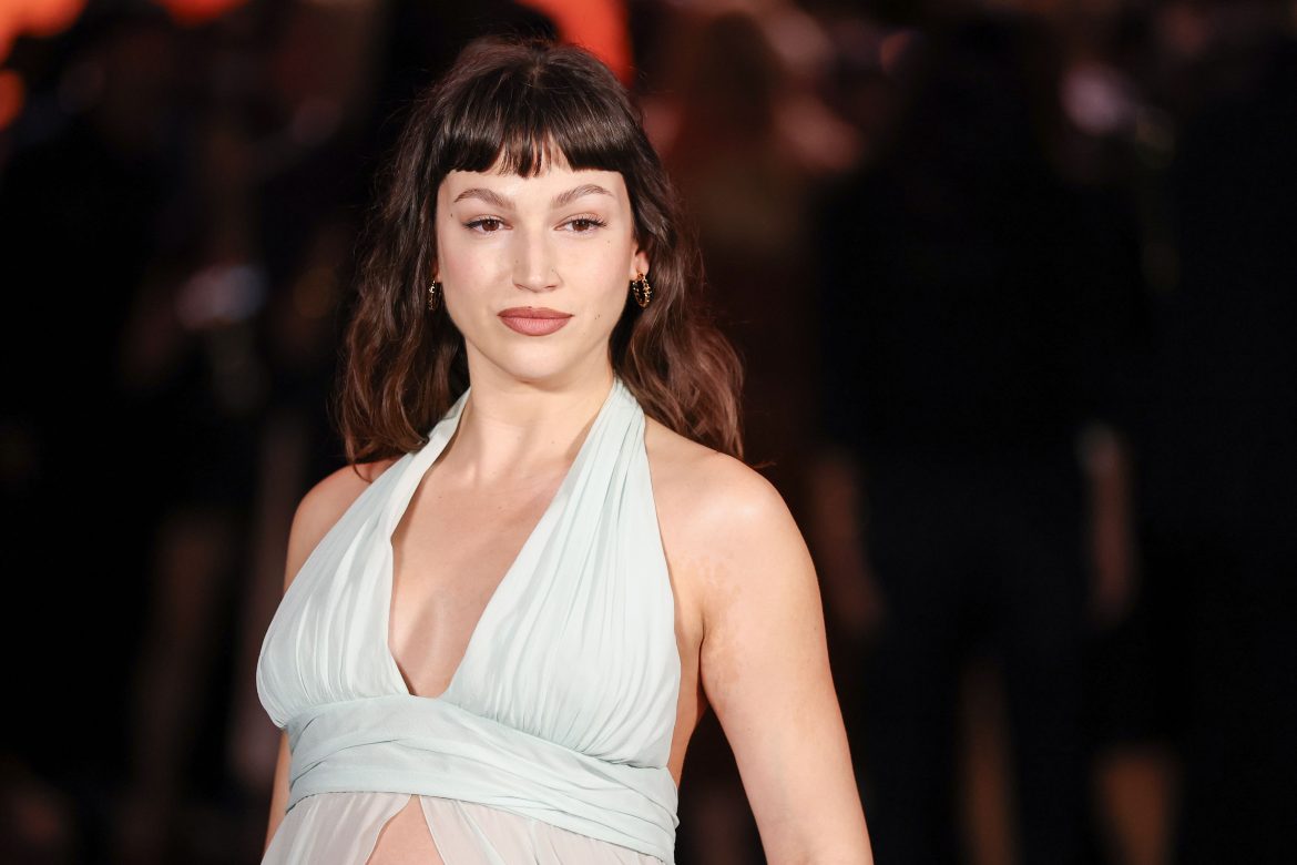 ​Úrsula Corberó y las primeras semanas con su “pequeño croissant”: emociones a flor de piel, la ayuda de su madre y las fotos más adorables 