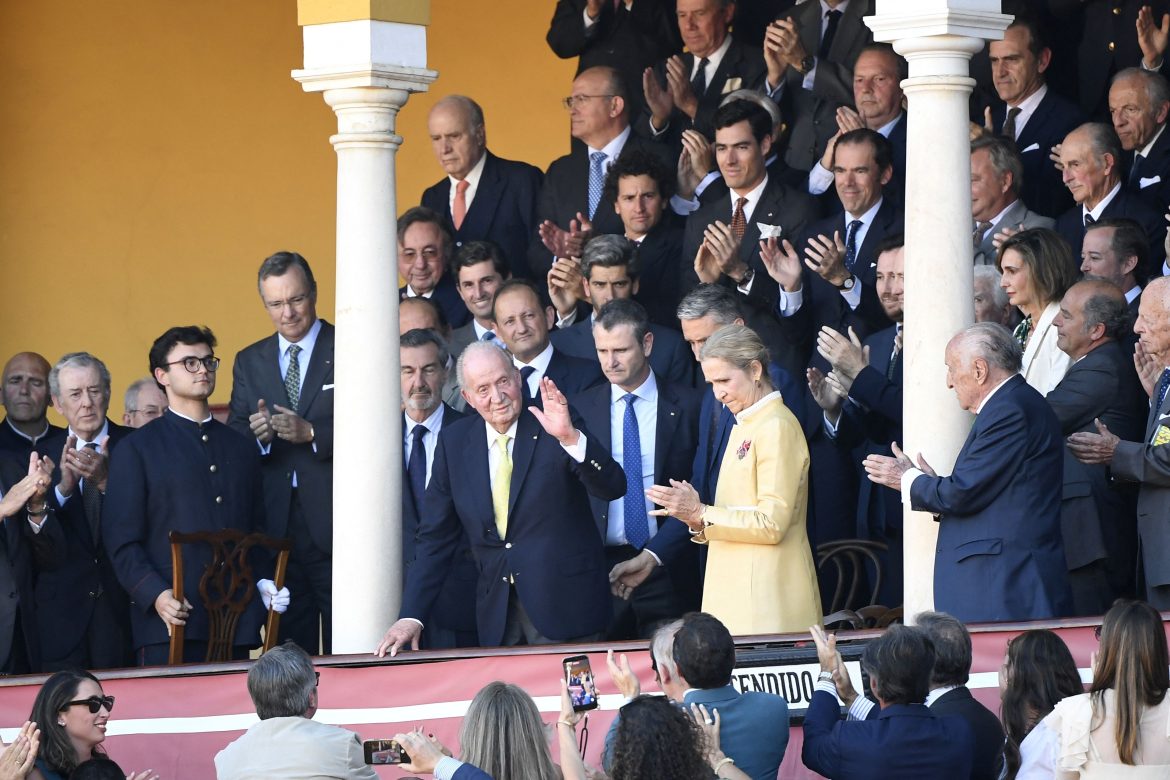 ​El rey Juan Carlos, ovacionado en Sevilla con la infanta Elena y sus nietos Froilán y Victoria Federica de Marichalar acompañándole 
