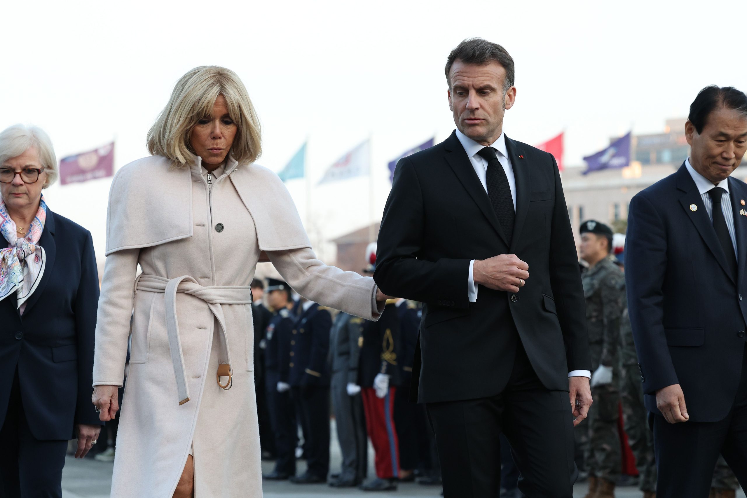 Trump se burla de Macron y un supuesto ‘puñetazo’ de Brigitte entre críticas a Francia y la OTAN por la falta de apoyo en la guerra de Irán