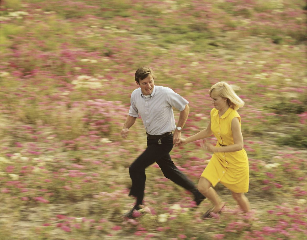 ​El nuevo perfume suave y ligeramente dulce de Loewe lleva notas de pera y transporta a un campo de flores silvestres 