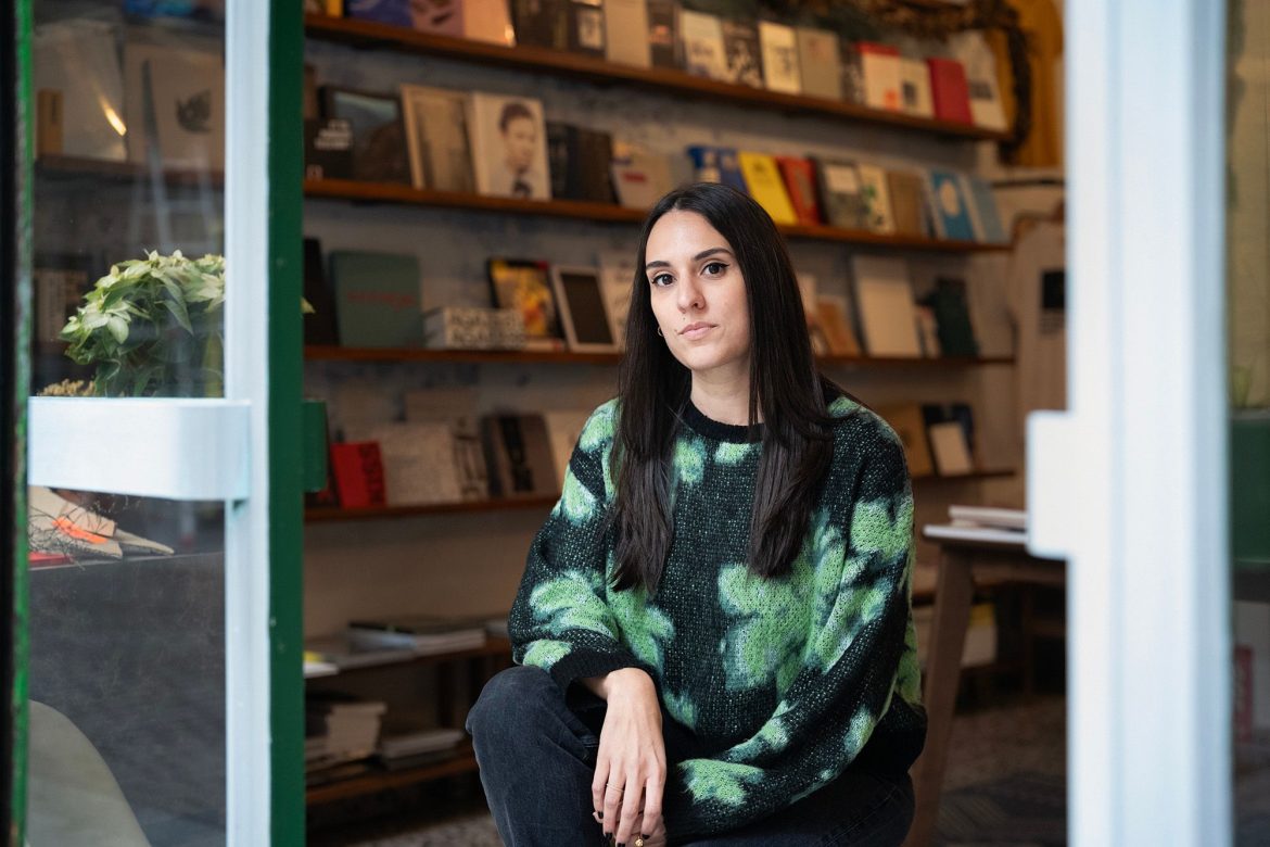 ​Lucía Solla Sobral: “Las dedicatorias que más me emocionan son las de las propias Marinas que me dan su libro y me dicen ‘Por favor, prométeme que volveré a comer flores» 