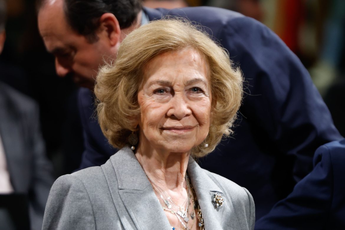 ​Una pasión que empezó con los conciertos en el Palacio de Tatoi: la reina Sofía se adentra en la cabina de control de Radio Clásica 