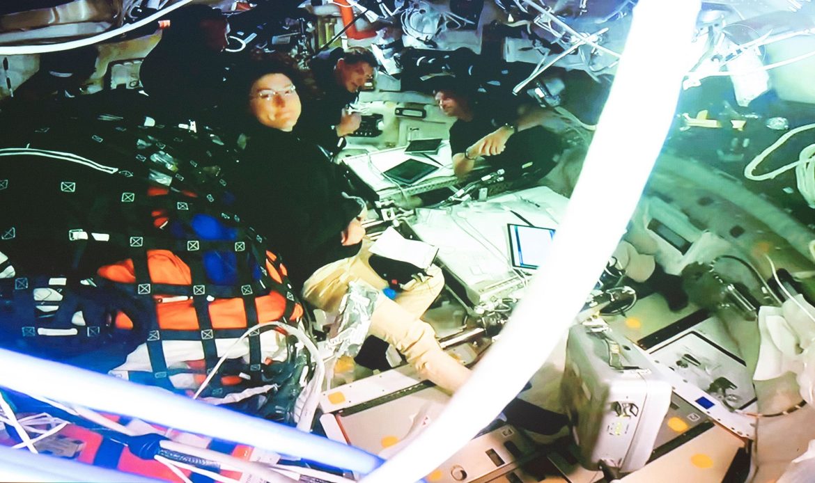 ​“Por muy lejos que viajemos, la gente a la que queremos se queda con nosotros”: los astronautas del Artemis 2 bautizan un cráter lunar en honor a la esposa fallecida de su comandante 