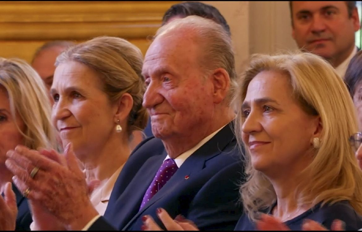 ​El rey Juan Carlos reaparece en París junto a las infantas Elena y Cristina y su nieto Froilán para recibir un premio literario 