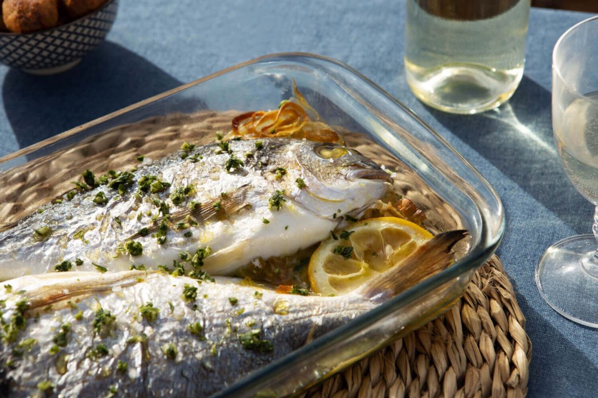 El pescado al horno se pega y sabe fuerte: 5 trucos para que quede perfecto